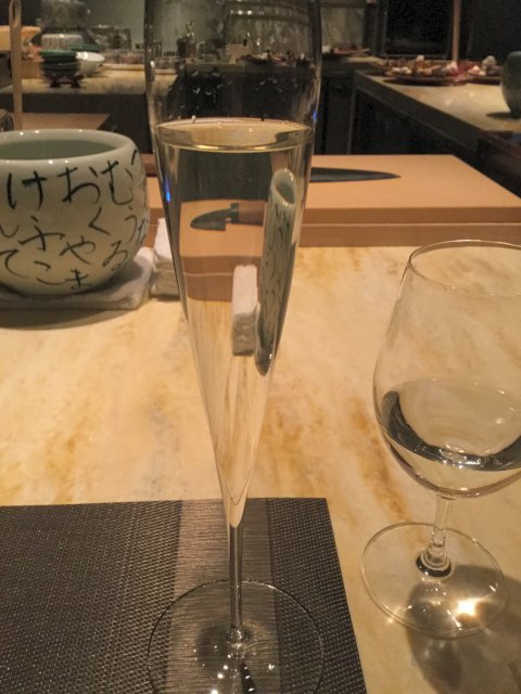 日本酒グラスとカウンター