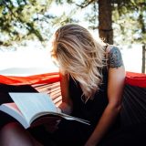 勉強しながら泣いている女性